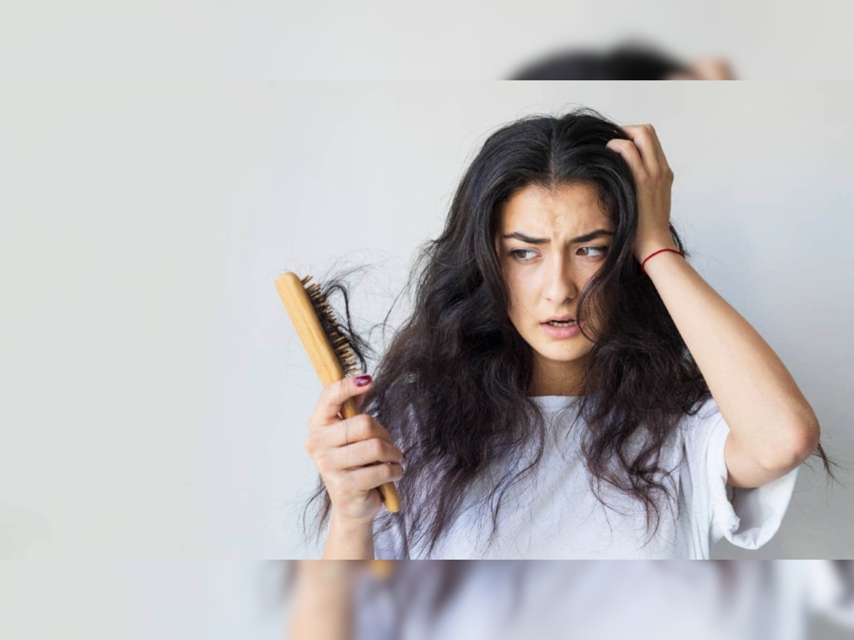 How To Control Hair Fall: कंघी करते ही गुच्छों में टूटने लगते हैं बाल, आजमाएं ये कारगर घरेलू नुस्खा, हेयर फॉल होगा कंट्रोल