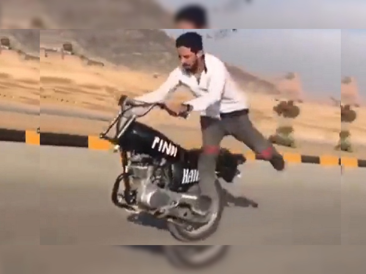 Bike Stunt: एक पहिए की बाइक को दौड़ाकर दिखाया खतरनाक स्टंट, लेकिन अगले ही पल हुआ मौत से दीदार!