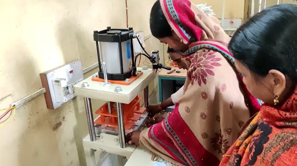 लखीसरायः जीविका दीदियां अब करेंगी सेनेटरी पैड का निर्माण, कम कीमत पर बाजार में होंगे उपलब्ध