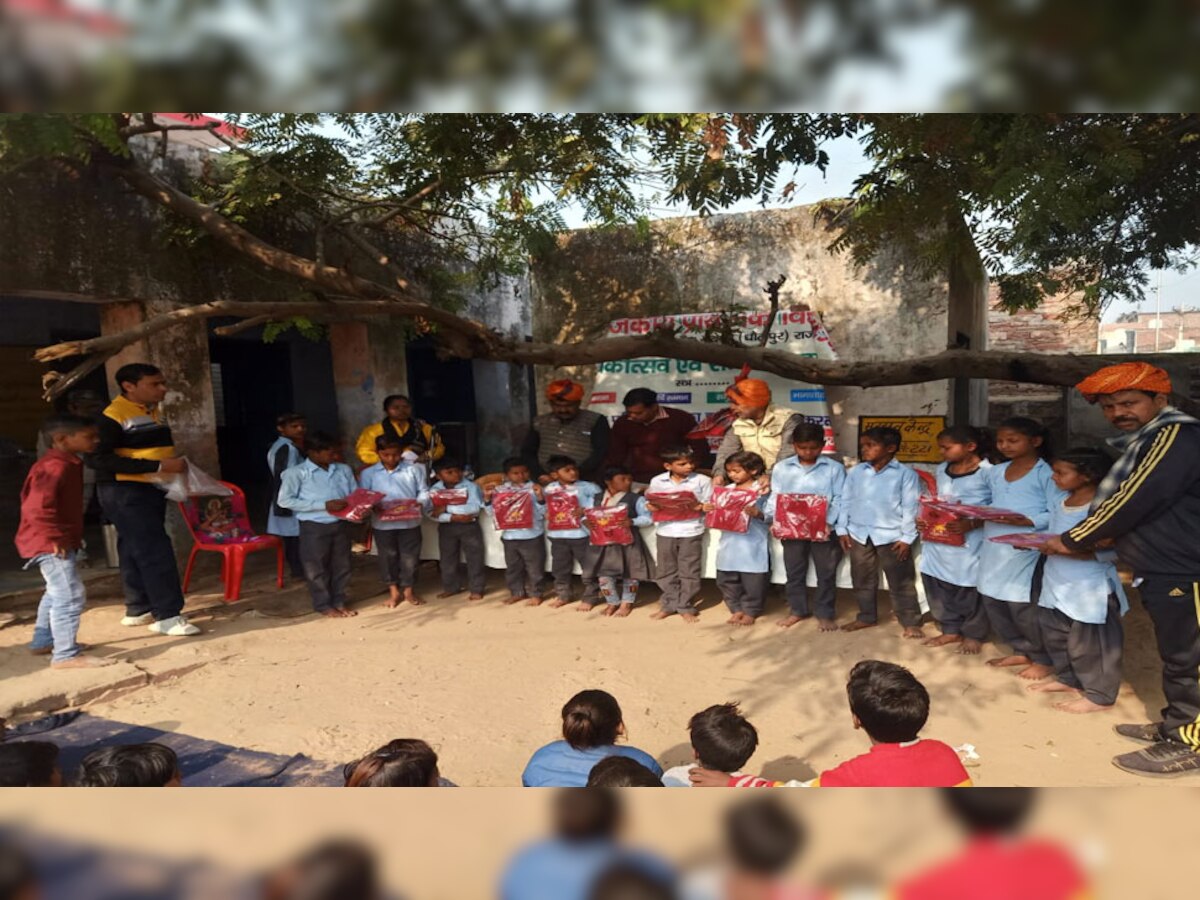 Dholpur: धौलपुर में वार्षिकोत्सव कार्यक्रम, भामाशाहों ने वितरित किए बच्चों को स्वेटर्स, सम्मानित करके बढ़ाया हौसला