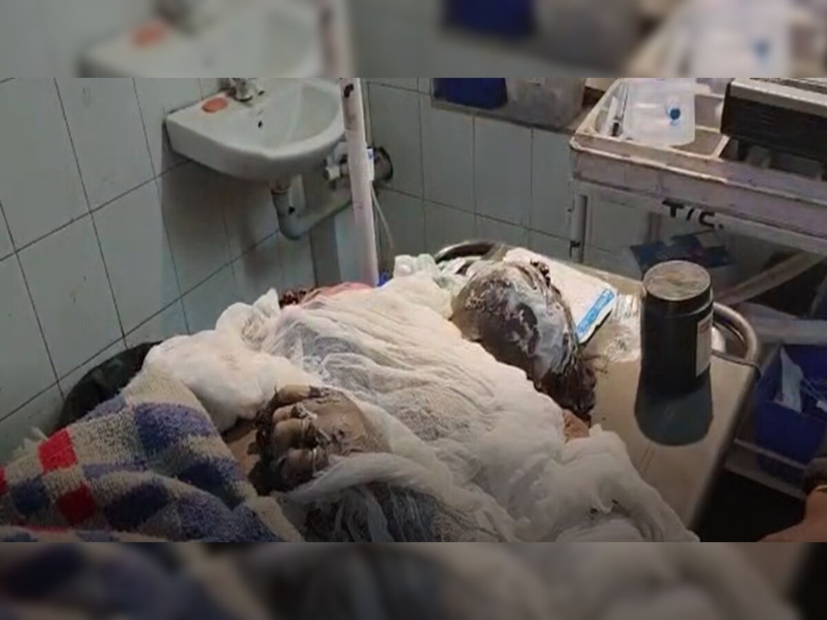 यहां 7 वर्षीय बेटे के साथ सो रहे दंपती पर तस्करों ने बाल्टी से कमरे में फेंका पेट्रोल, मासूम की जलने से हुई मौत, मां गंभीर रूप से घायल