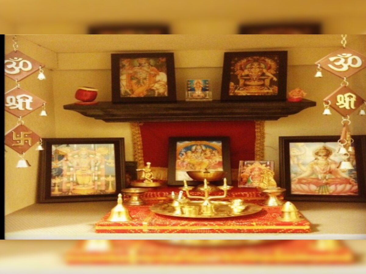 Vastu Tips: घर के मंदिर में बने इन चिन्हों से निगेटिविटी होगी दूर, मिलेगी मां लक्ष्मी की कृपा
