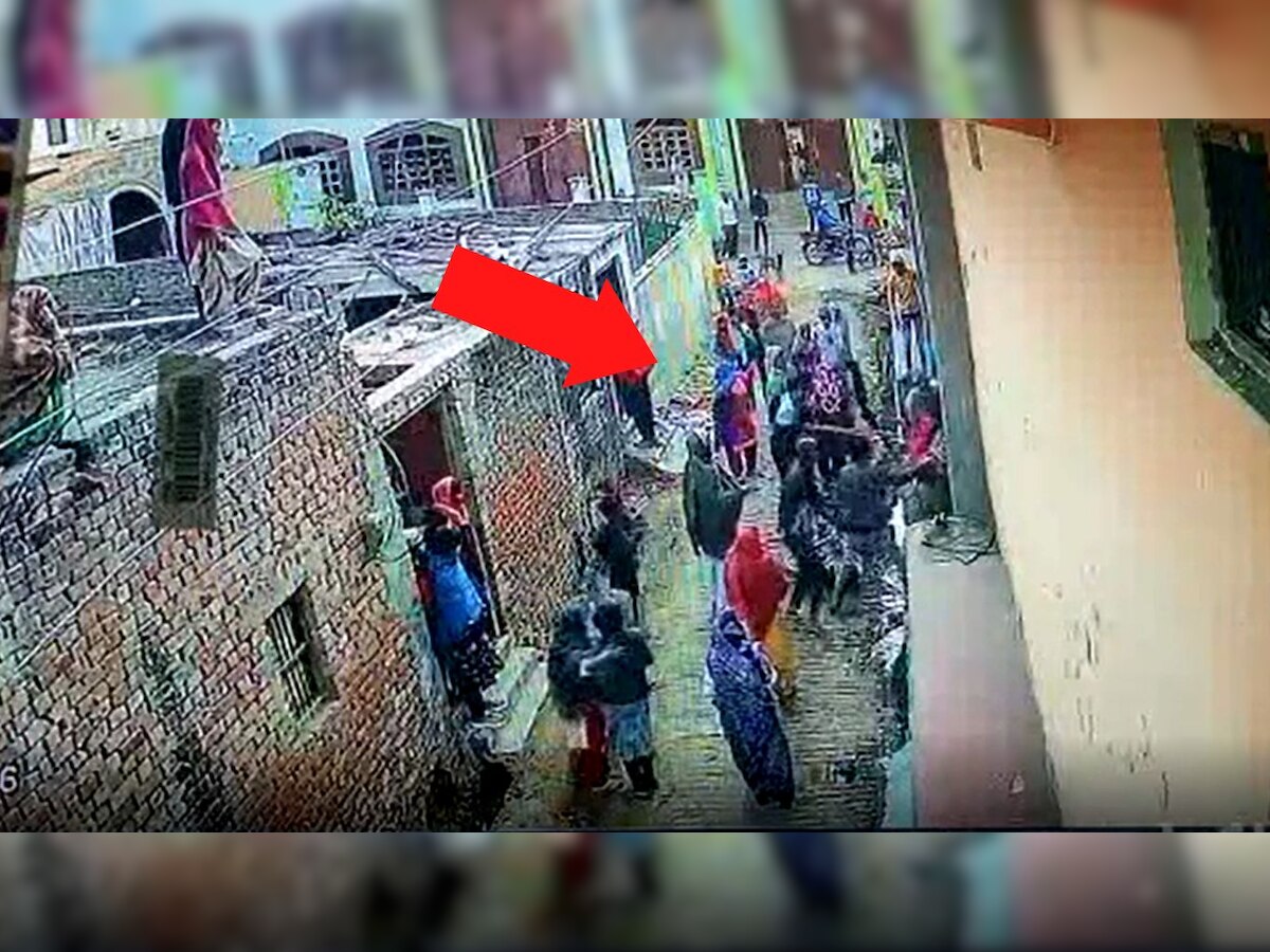 Bagpat News: समुदाय विशेष के दबंगों ने एडवोकेट के घर में घुसकर की मारपीट, CCTV कैमरे में कैद हुई दबंगो की दबंगई