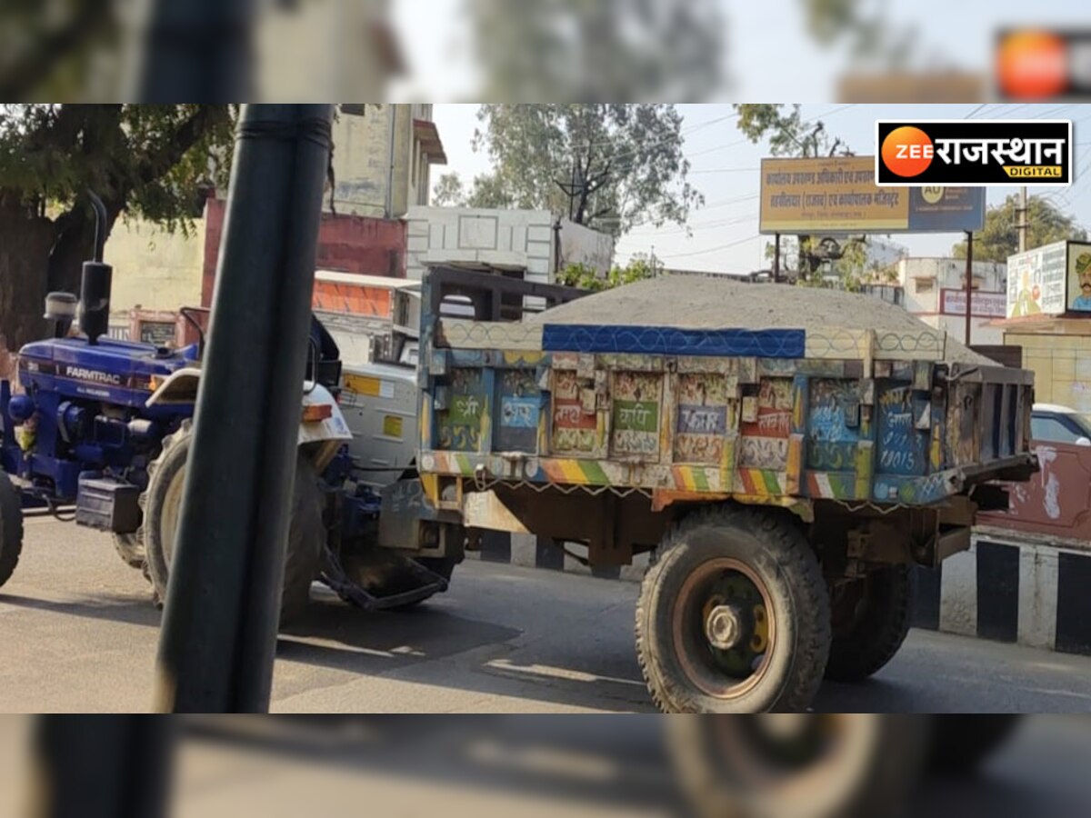 गंगापुर में सरकारी दफ्तरों के बाहर से रोज निकल रहे बजरी भरे ट्रैक्टर, माफियाओं को नहीं है प्रशासन का खौफ 