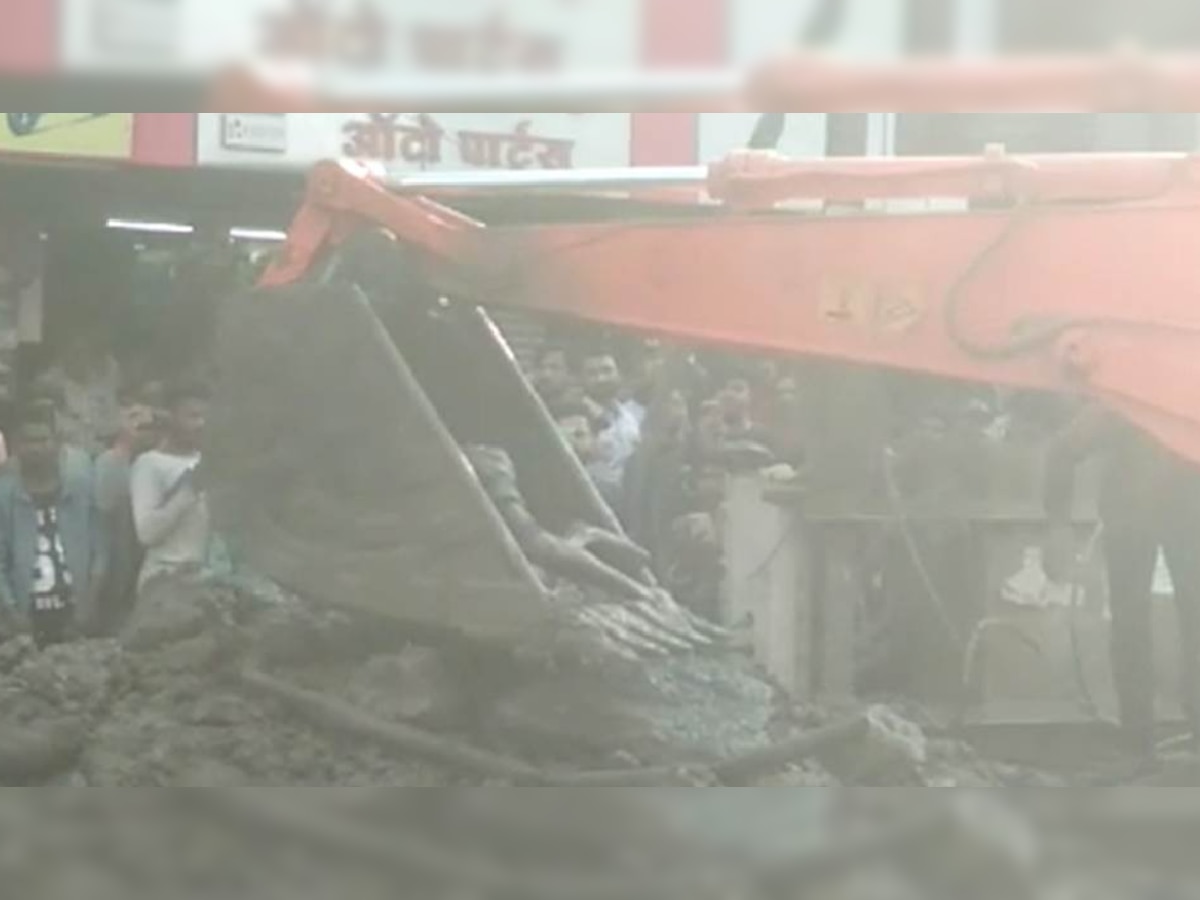 इंदौर में बड़ा हादसा! सीवरेज लाइन डालने के दौरान 25 फीट नीचे धंसे 3 मजदूर, 1 की मौत