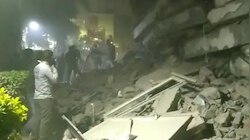 अपनों की तलाश में रोते-बिलखते दिखे लोग, धराशायी अलाया अपार्टमेंट के पास खौफनाक मंजर 