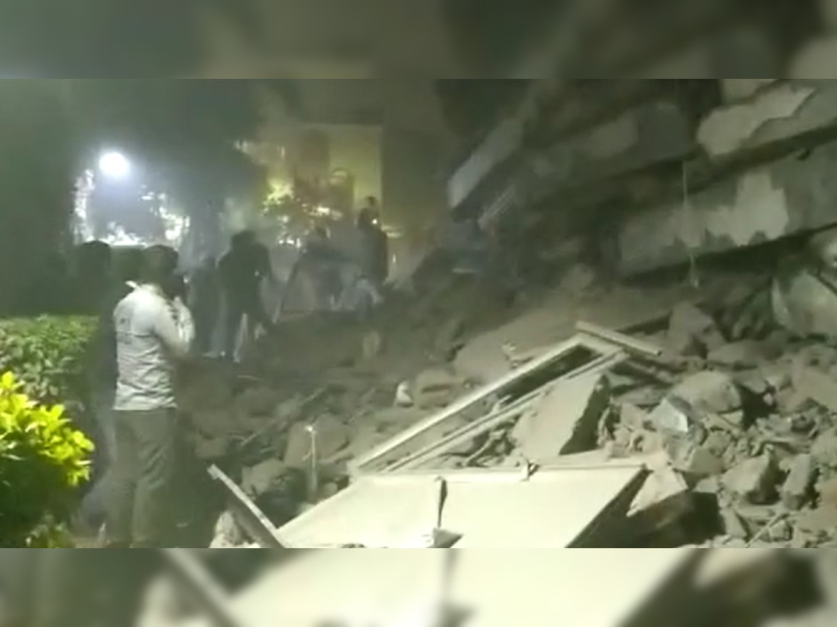 Building Collapsed in Lucknow: अपनों की तलाश में रोते-बिलखते दिखे लोग, लखनऊ में धराशायी अलाया अपार्टमेंट के पास दिल झकझोर करने वाला मंजर