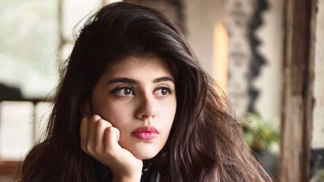 Sanjana Sanghi Photos: संजना संघी पर चढ़ा बोल्डनेस का खुमार, जालीदार ड्रेस में दिखाया कातिलाना अंदाज