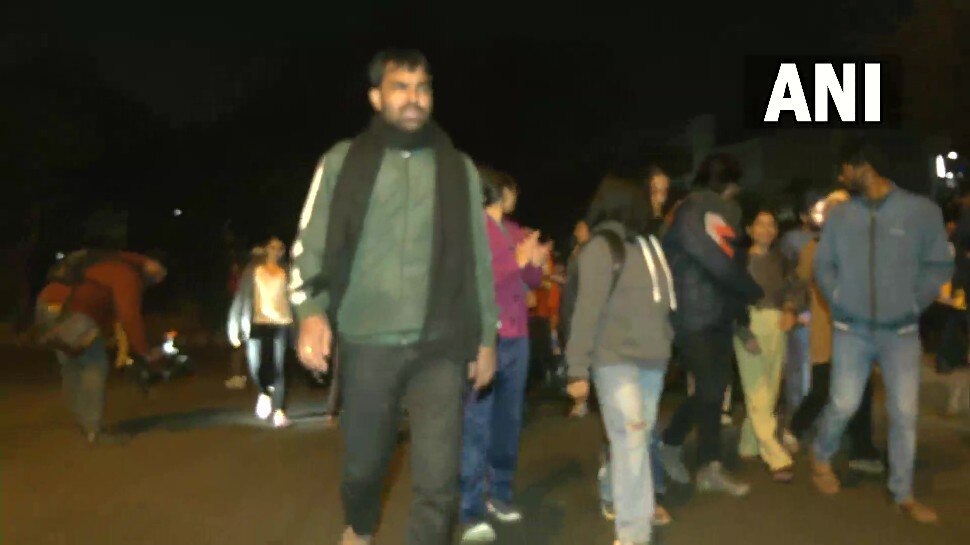 BBC Documentary स्क्रीनिंग विवाद पहुंचा थाने, पुलिस स्टेशन के बाहर प्रदर्शन कर रहे छात्र