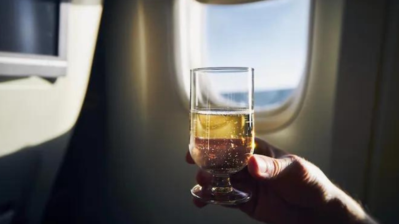 Air India ने फ्लाइट में शराब परोसने की नीति में किया बदलाव, &#039;पेशाब कांड&#039; के बाद उठाया बड़ा कदम