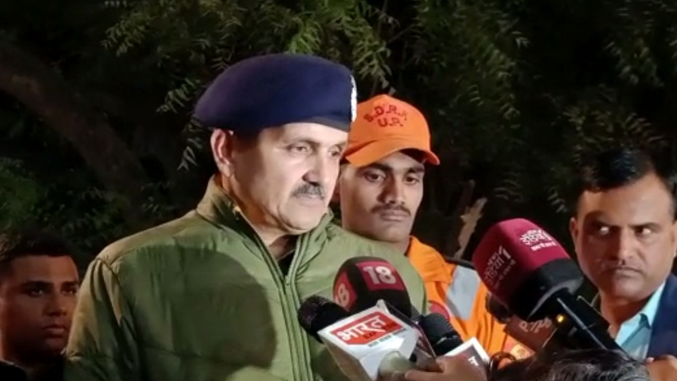 Lucknow Alaya Apartment: सैकड़ों टन मलबे में दबे लोगों की जान बचाने में मोबाइल बना मददगार, फोन पर बात कर Rescue कर रहे बचावकर्मी