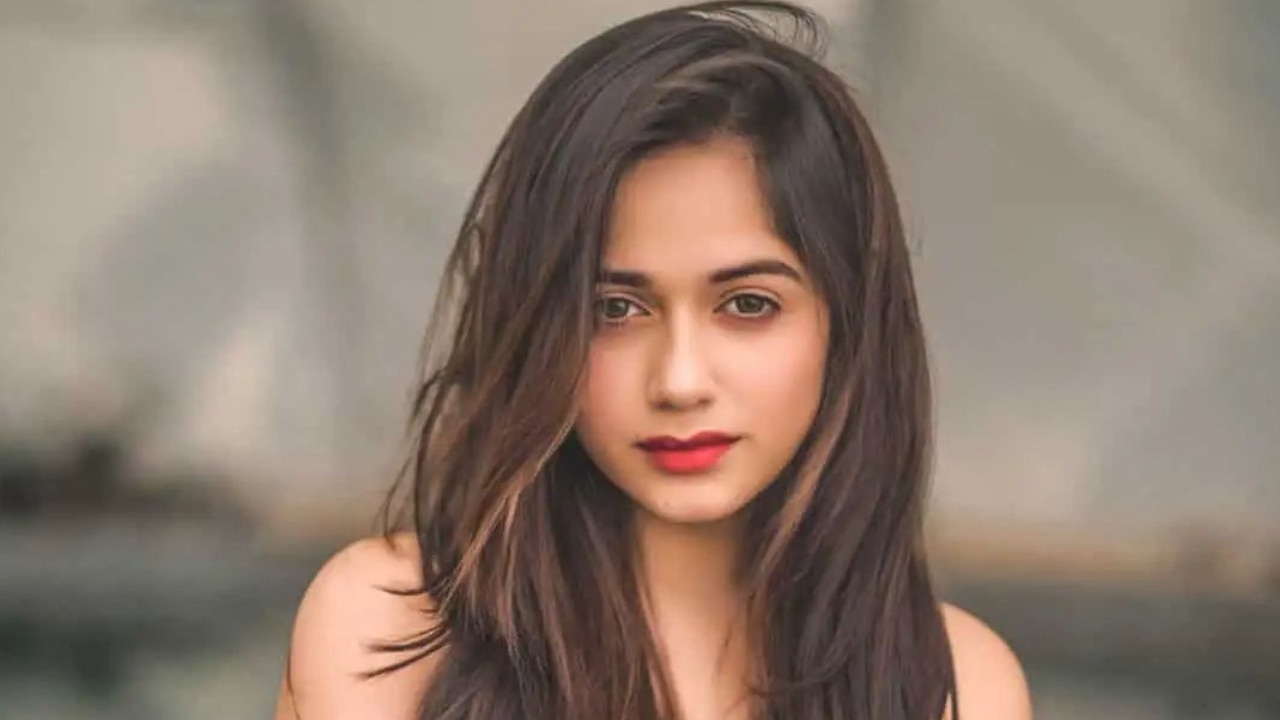 Jannat Zubair Photos: जन्नत जुबैर ने दिखाया ग्लैमरस अंदाज, एक्ट्रेस के पीछे दिख रहे शख्स ने खींचा ध्यान