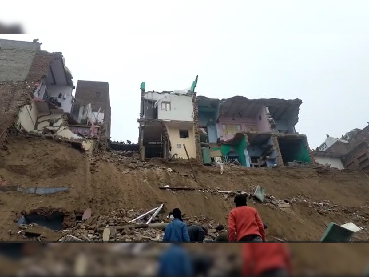 Agra: आगरा में बड़ा हादसा, निर्माण कार्य के दौरान गिरे कई मकान, मलबे में दबने से चार साल की बच्ची की मौत