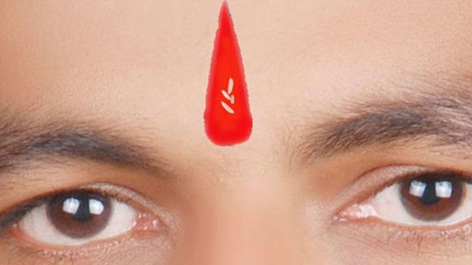माथे पर चंदन का तिलक लगाना चाहिए