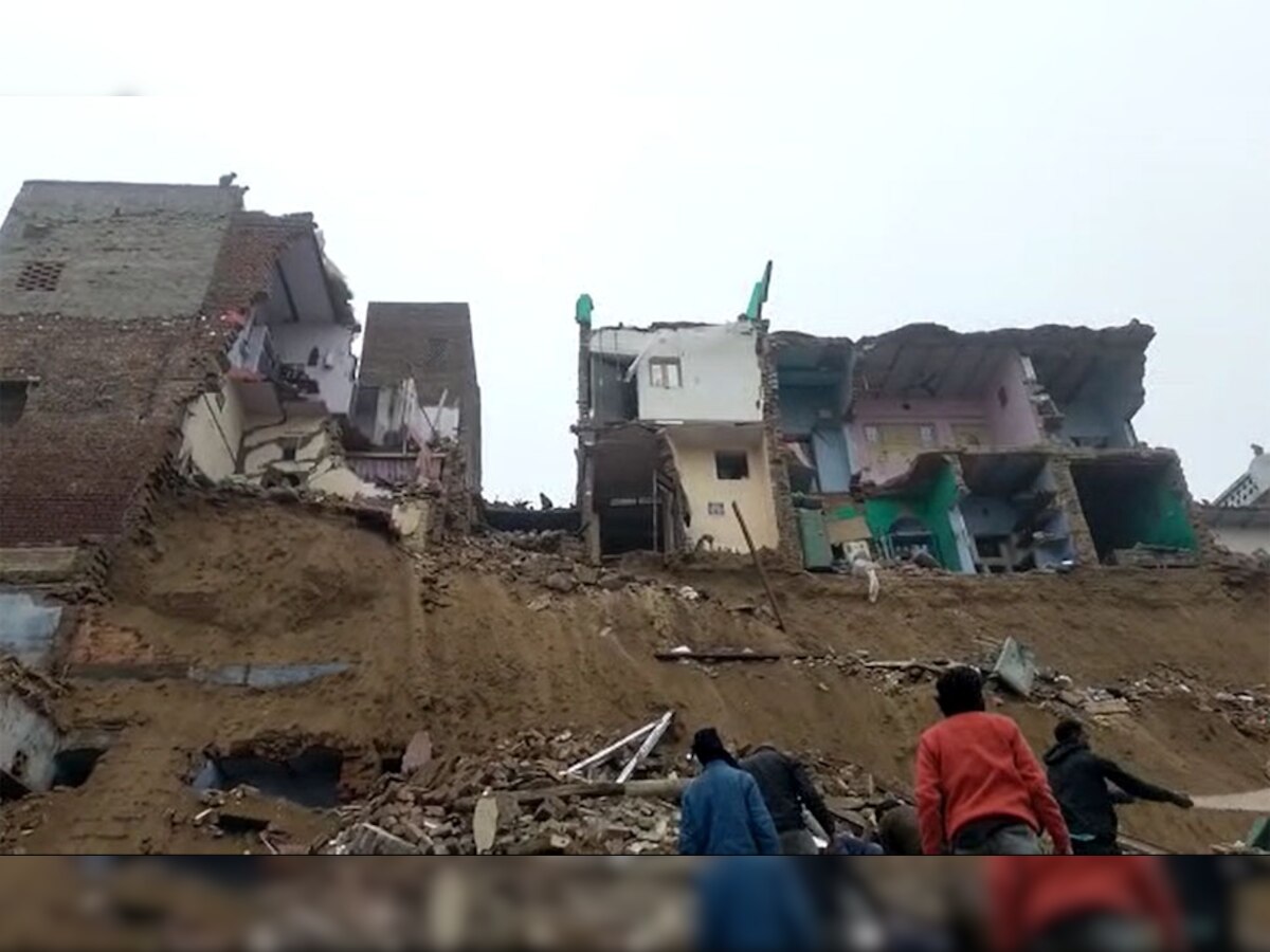 Agra Building Collapsed: आगरा में खुदाई के दौरान गिरी 6 इमारतें, परिवार के तीन लोग दबे