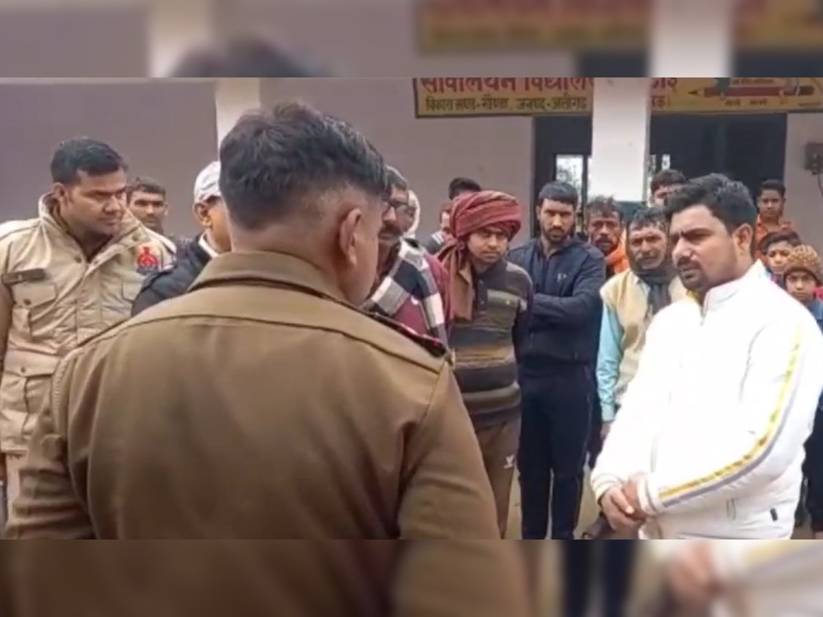 अलीगढ़: मुस्लिम शिक्षक ने भारत माता की फोटो पर फूल चढ़ाने से किया इनकार, घटना का वीडियो वायरल  