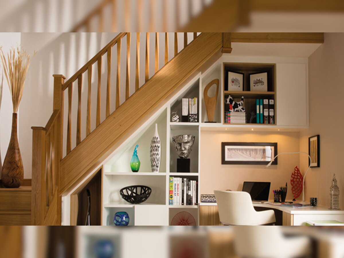 Vastu Tips: कहीं आप भी तो घर की सीढ़ियों के नीचे नहीं रखते ये 5 चीजें? आज ही वहां से हटा दें, वरना जिंदगी भर पछताते रह जाएंगे  