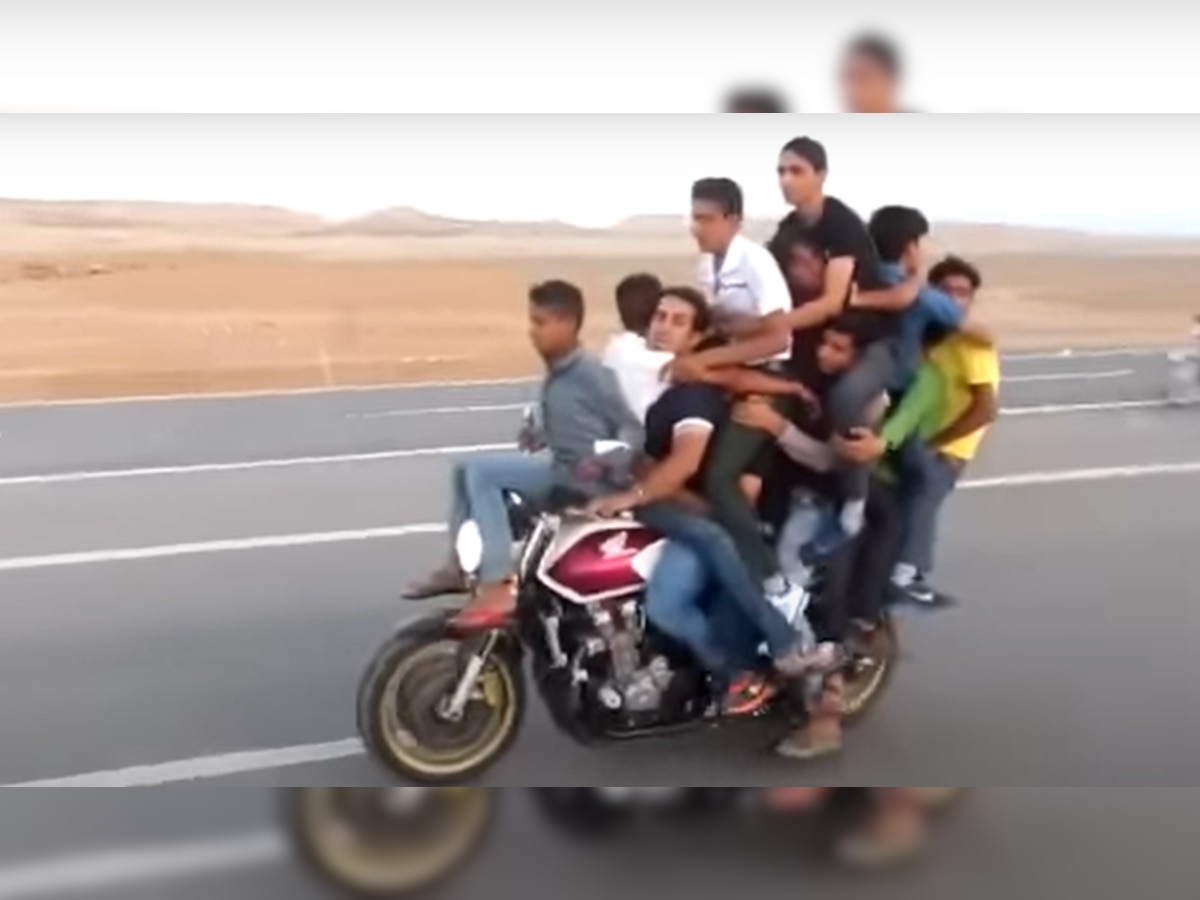 Desi Jugaad: जुगाड़ से एक बाइक पर बैठ गए 10 दोस्त, सड़क पर दौड़ाई गाड़ी तो दंग रह गए लोग