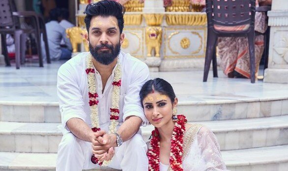 Mouni roy wedding anniversary: शादी की पहली साहलगिरह पर मौनी ने पति संग लिया भगवान का आशीर्वाद, शेयर की खूबसूरत फोटोज