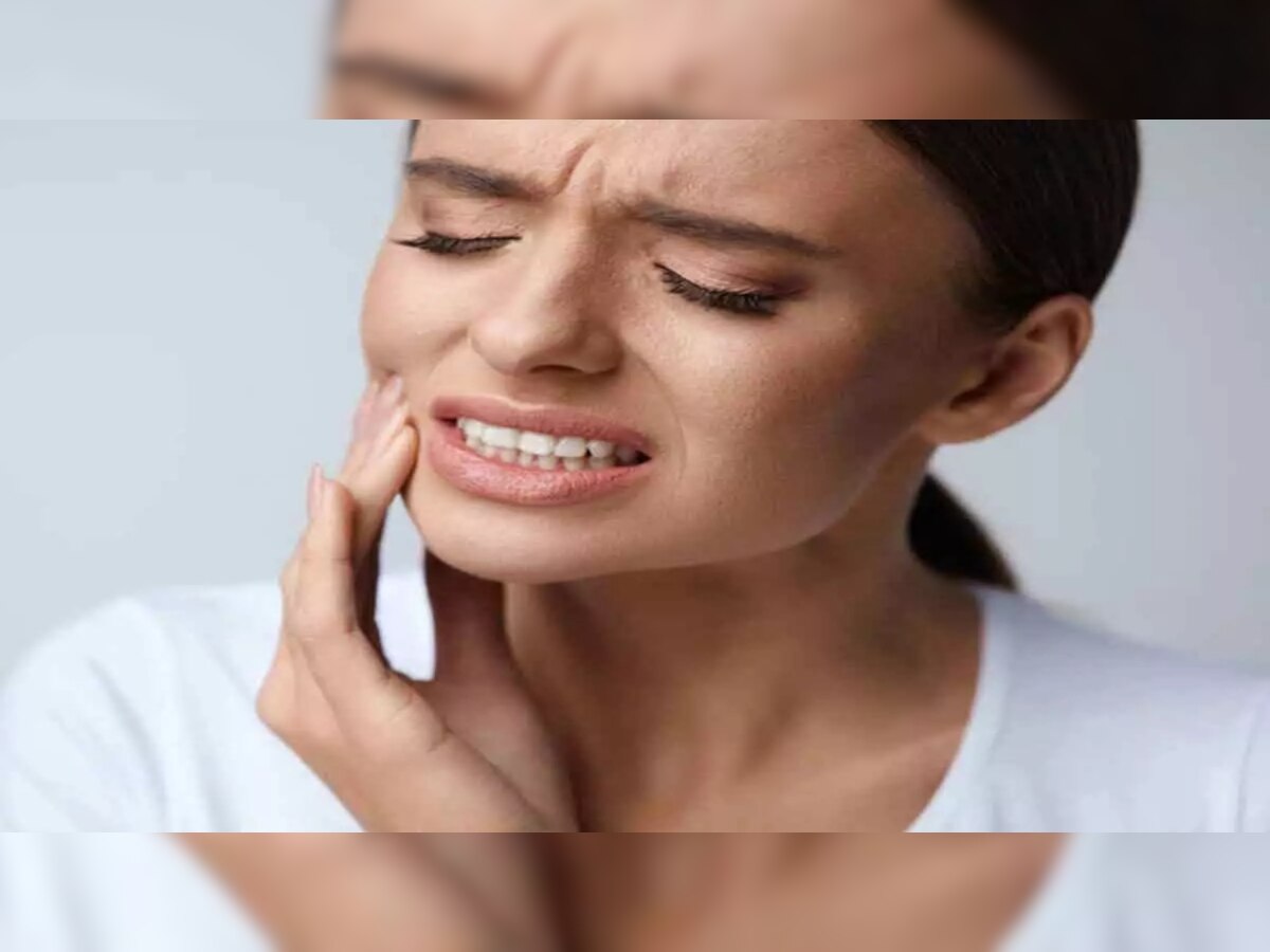 Toothache Home Remedies: दांतों के दर्द को दूर करेंगे ये आसान घरेलू नुस्खे, बिना किसी दवाई के दूर हो जाएगा दर्द