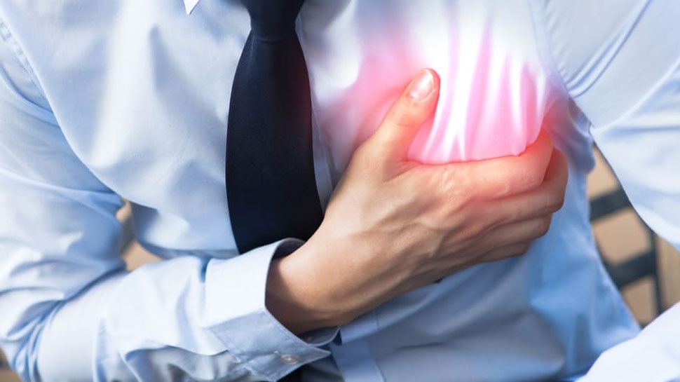 Heart Attack Symptoms: शरीर में दिखने वाले इन 5 लक्षणों को भूलकर भी न करें इग्नोर, आ सकता है Heart Attack; ऐसे करें पहचान