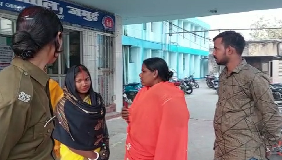 जमुई से फरार प्रेमी जोड़े ने लखीसराय में रचाई शादी, पुलिस ने मंझवे गांव से दोनों को किया बरामद जमुई से फरार प्रेमी जोड़े ने लखीसराय में रचाई शादी, पुलिस ने मंझवे गांव से दोनों को किया बरामद