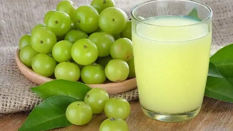 Beauty Tips: हेल्दी बालों और निखरी त्वचा के लिए पिएं आंवला जूस, घर पर ऐसे तैयार करें 