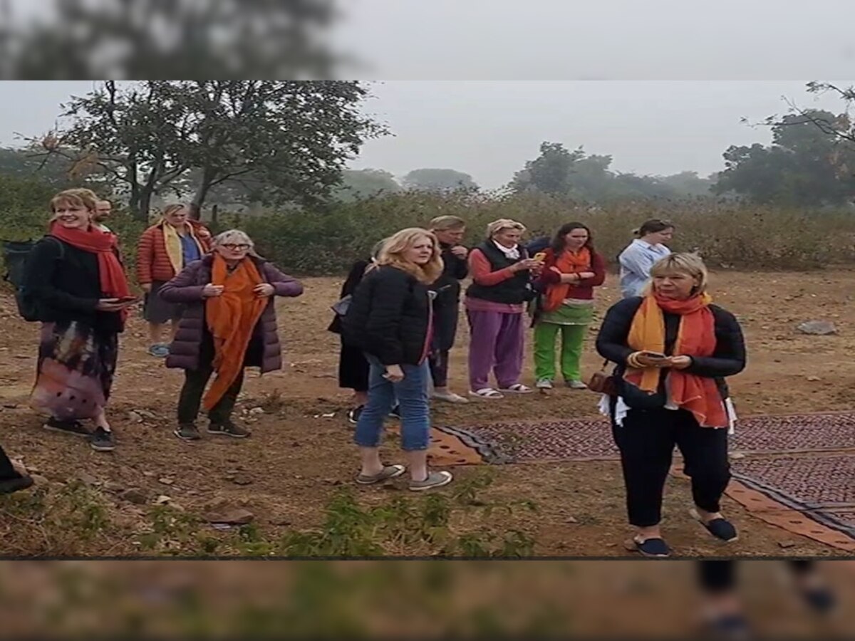 Chittorgarh: देश ही नहीं, विदेशों में भी पॉपुलर है आकोला की रंगाई-छपाई का काम, पहुंचे कई पर्यटक 