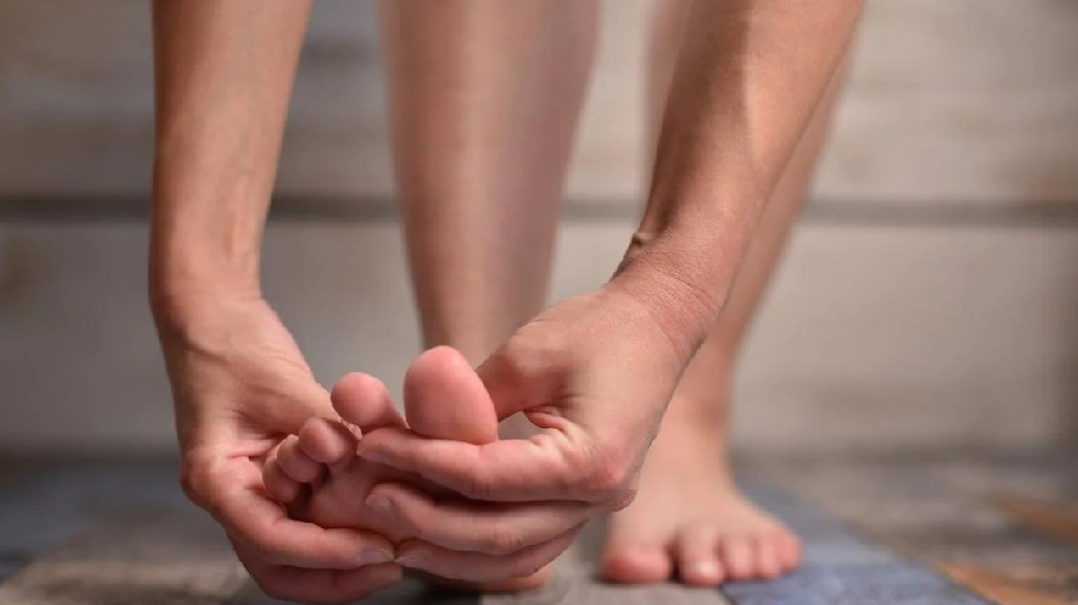 आपके हाथ-पैरों में भी होती है झुनझुनी तो इसे हल्के में न लें, जानें बड़ी वजह 