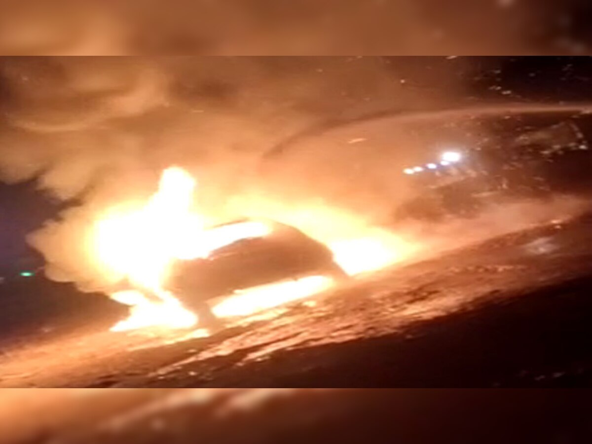 video: सड़क पर चलती कार बनी आग का गोला, कुछ यूं धूं-धूं कर जलने लगी, बाल-बाल बचीं दो जिंदगियां