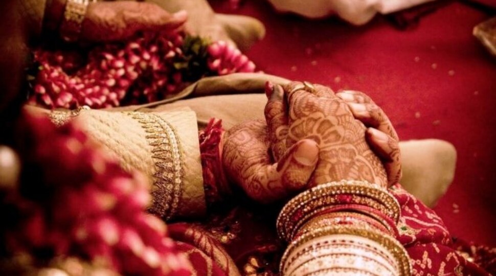 Viral News: शादी की रस्मों के बीच दूल्हा बार-बार कर रहा था ऐसी हरकतें, पिता ने जड़ दिया चांटा और फिर...