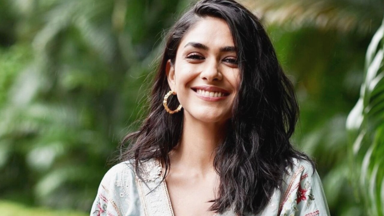 Mrunal Thakur Photos: प्रिंसेस की तरह सज-धजकर मृणाल ठाकुर ने कराया फोटोशूट, वन शोल्डर गाउन में ढाया कहर