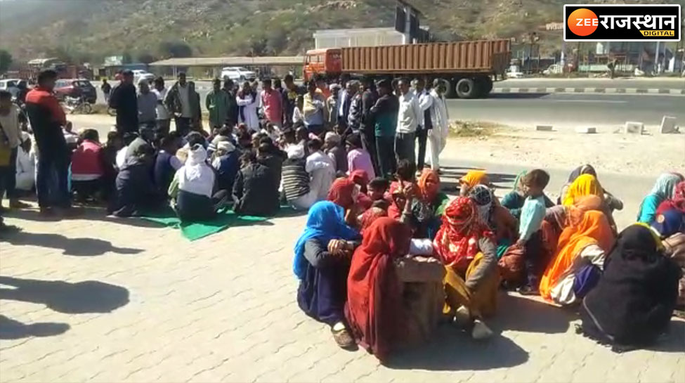 जयपुर: शाहपुरा मंदिर की सीढ़ियां तोड़ने के बाद मामला गरमाया, पुजारी से हाथापाई, जनप्रतिनिधि और ग्रामीण धरने पर बैठे