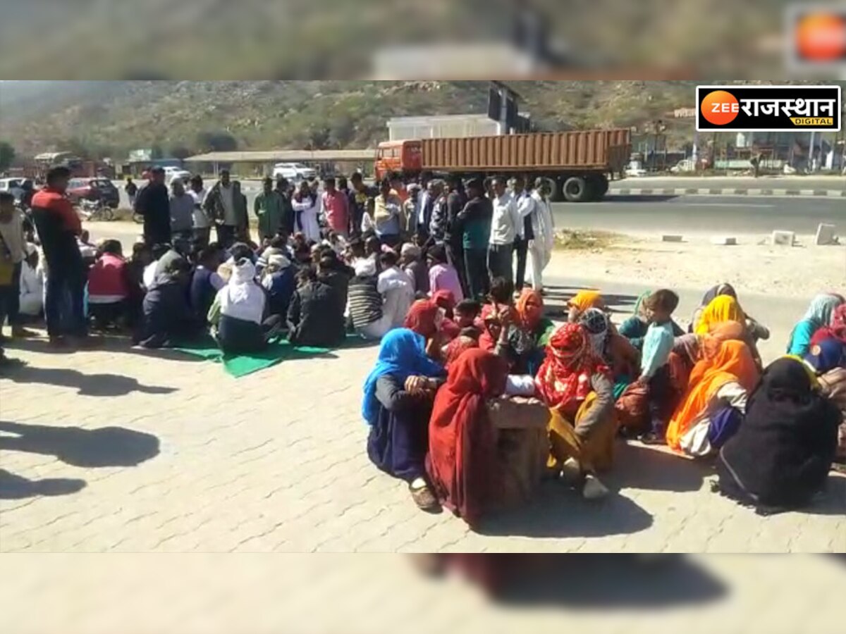 जयपुर: शाहपुरा मंदिर की सीढ़ियां तोड़ने के बाद मामला गरमाया, पुजारी से हाथापाई, जनप्रतिनिधि और ग्रामीण धरने पर बैठे