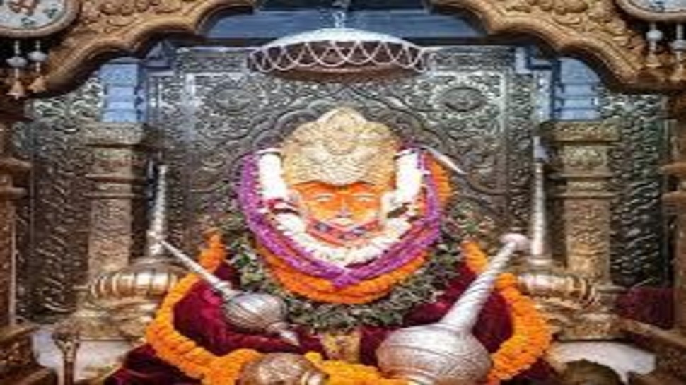 Bageshwar Dham Mandir: बागेश्वर धाम मंदिर में अर्जी करने पर सपने में आते हैं हनुमान जी, देते हैं ये रहस्यमयी संकेत!