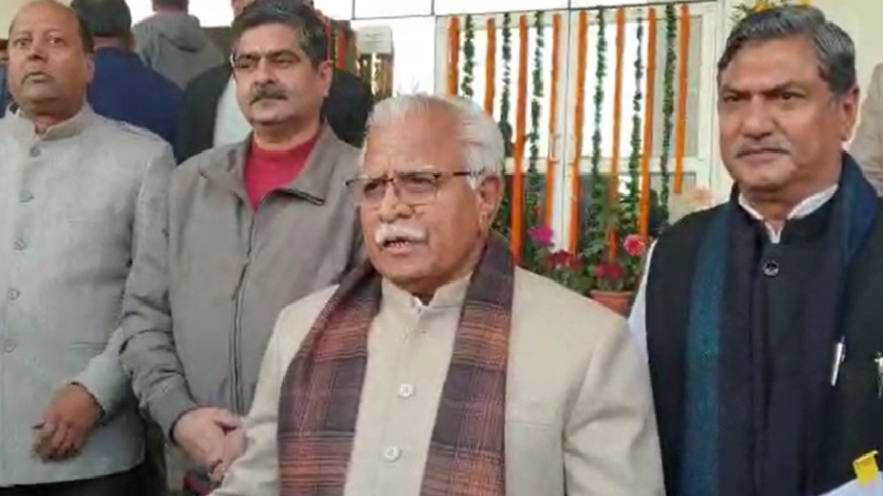 CM मनोहर लाल बोले- बिना परीक्षा मिलेगी सरकारी नौकरी, बाल ग्राम राई के बच्चों में बांटी मिठाई