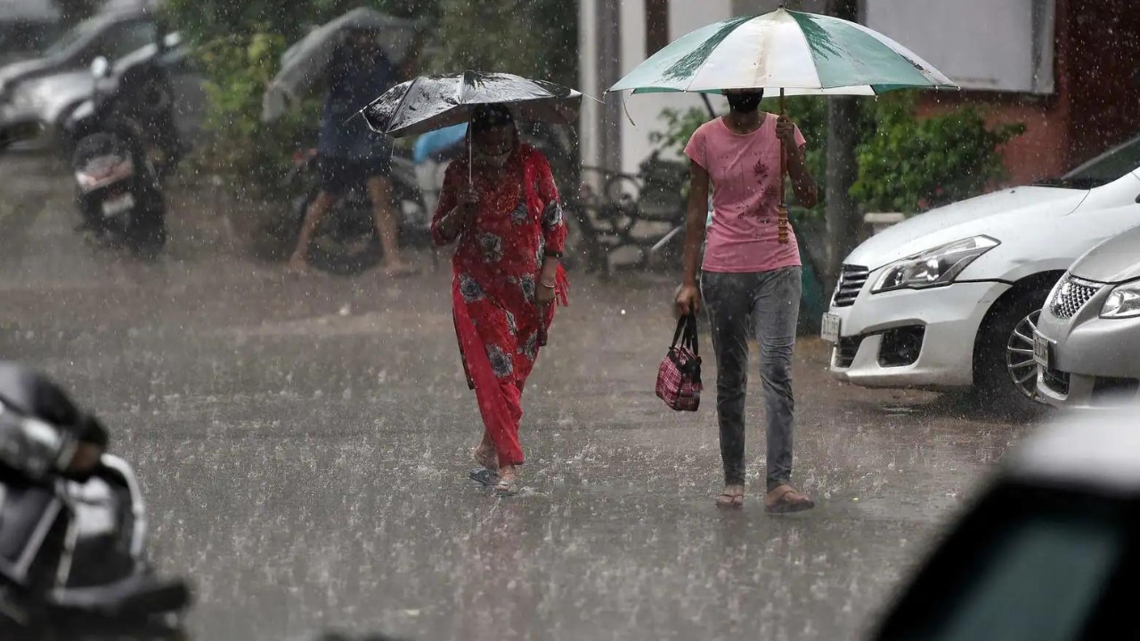 Weather Update Today: दिल्ली-NCR में तेज हवा और बूंदाबांदी, जानिए सोमवार को कैसे रहने वाला है मौसम