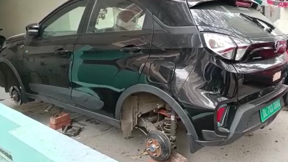 Ghaziabad: इलेक्ट्रिक कार को ईंटों पर खड़ी कर गए चोर, ले गए गाडी के चारों पहिए वीडियो सीसीटीवी में कैद