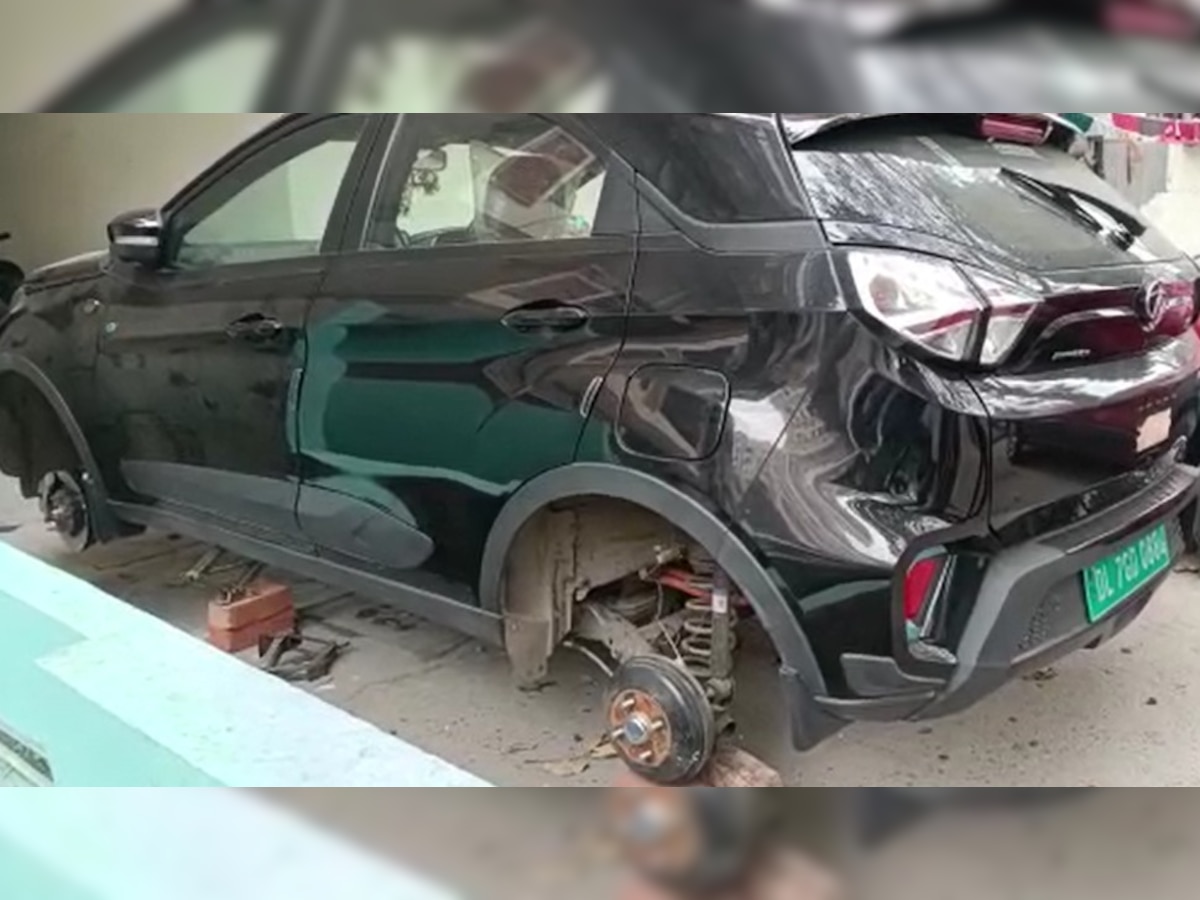 Ghaziabad: इलेक्ट्रिक कार को ईंटों पर खड़ी कर गए चोर, ले गए गाडी के चारों पहिए वीडियो सीसीटीवी में कैद 