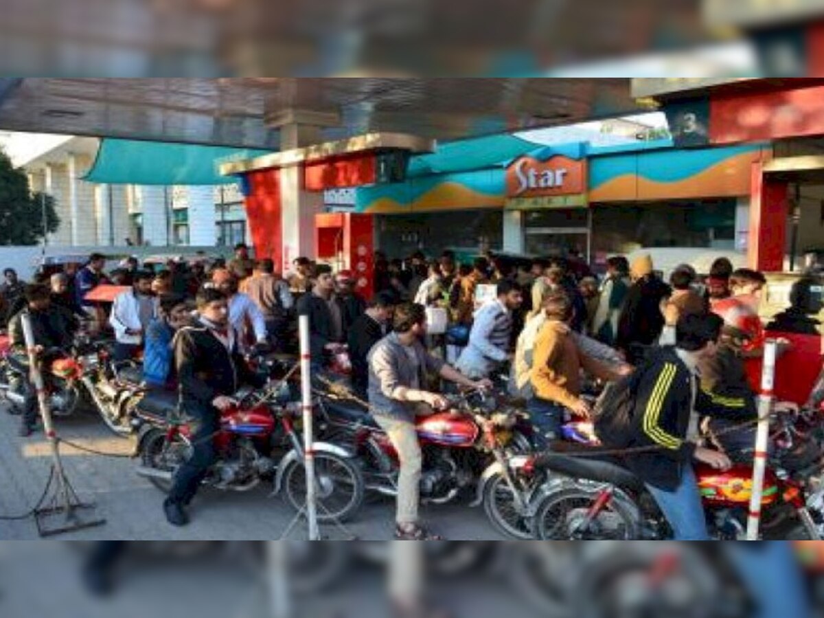 Pakistan: पेट्रोल-डीजल के दाम में अचानक 35 रुपये/लीटर का इजाफा, पंप पर उमड़ रही भारी भीड़