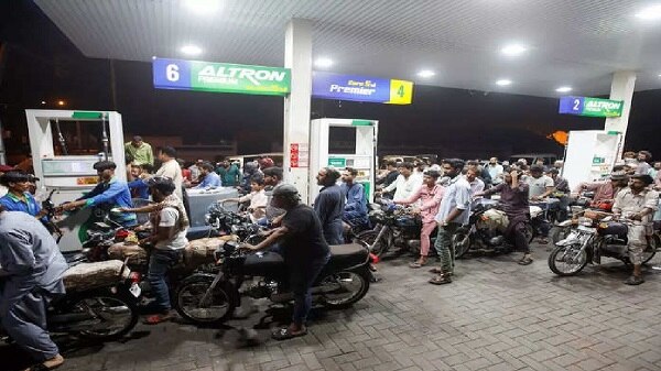 अब 250 रुपये लीटर में Petrol और 262 में मिलेगा डीजल, पाक सरकार ने इतनी बढ़ाई कीमत