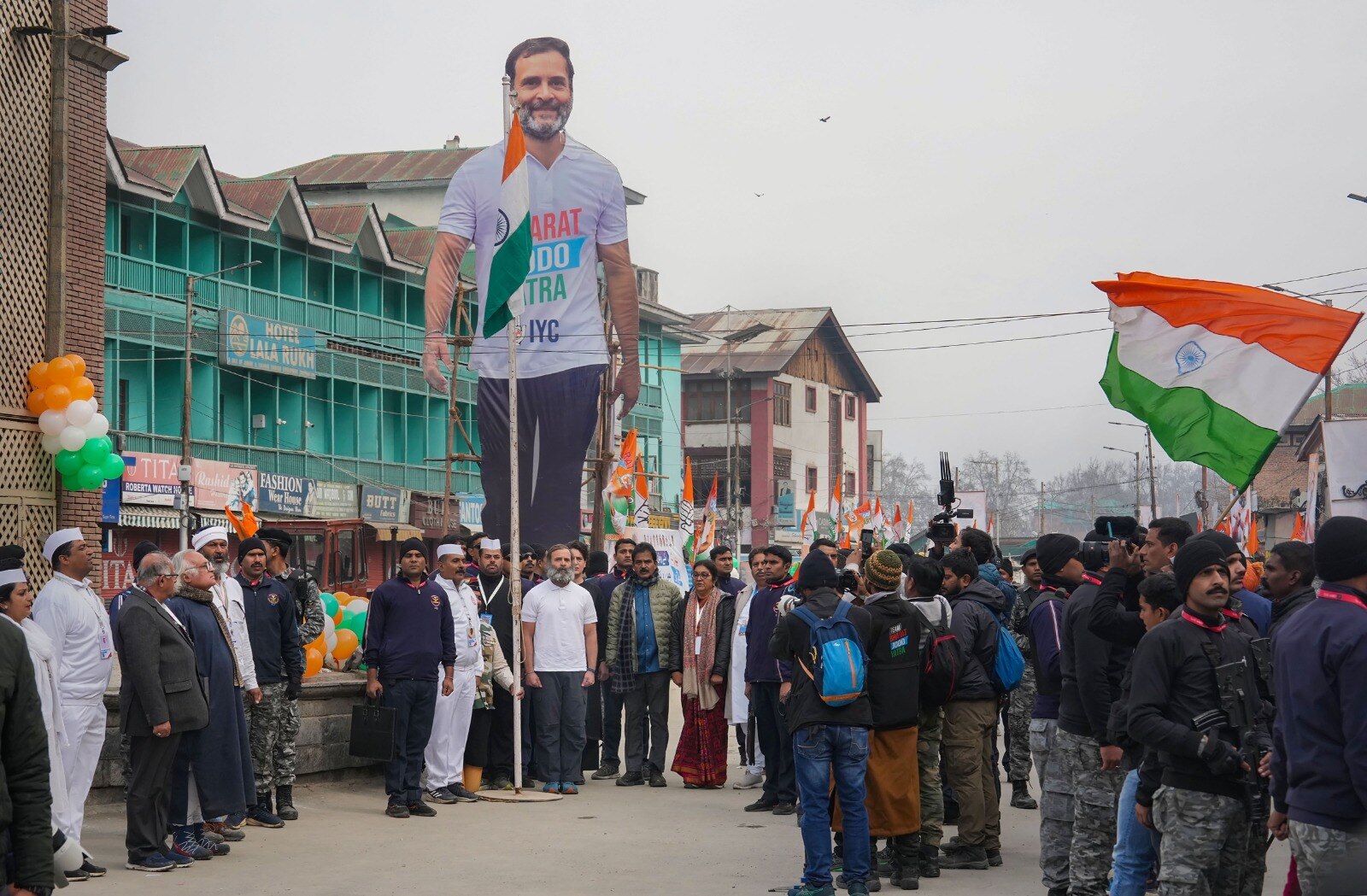 वाहनों की आवाजाही पर पूर्ण पाबंदी