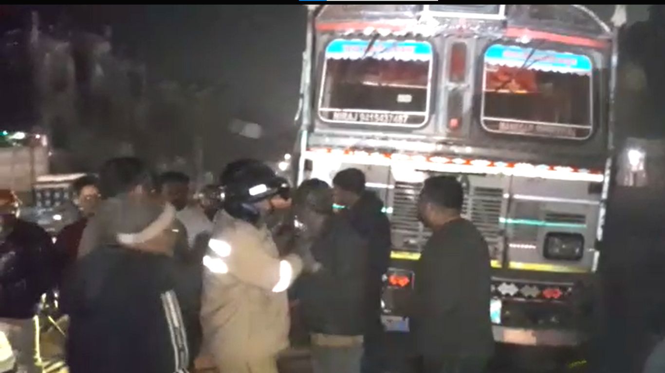 Sitapur: नशे में धुत चालक ट्रक चालक ने काटा गदर, नो एंट्री में घुसकर मचाई अफरा-तफरी