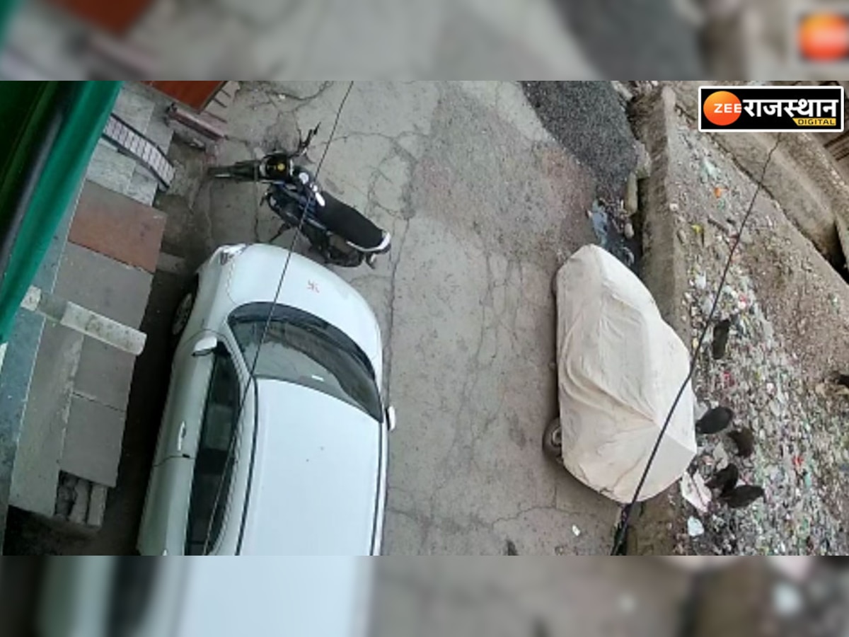 घर के बाहर रखी बाइक चोरी,घटना सीसीटीवी कैमरे में कैद,पुलिस ने की चोरों की तलाश शुरू