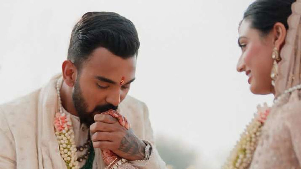 KL Rahul Athiya Shetty Wedding: एक दूसरे की बाहों में, आंखों में आंखें डाल दुनिया से बेखबर केएल-अथिया! रोमांटिक फोटो देख पिघल गया फैंस का दिल