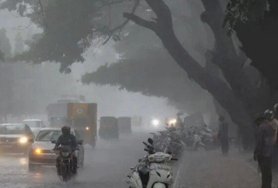 Delhi Weather: दिल्ली में बारिश के साथ तूफान का अलर्ट, ठंड बढ़ा सकती है मुश्किलें, इतना रहेगा न्यूनतम तापमान
