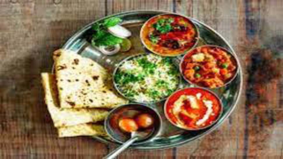 Vastu Tips: खाने में एक साथ नहीं परोसी जातीं 3 रोटियां, जानें क्या है कारण