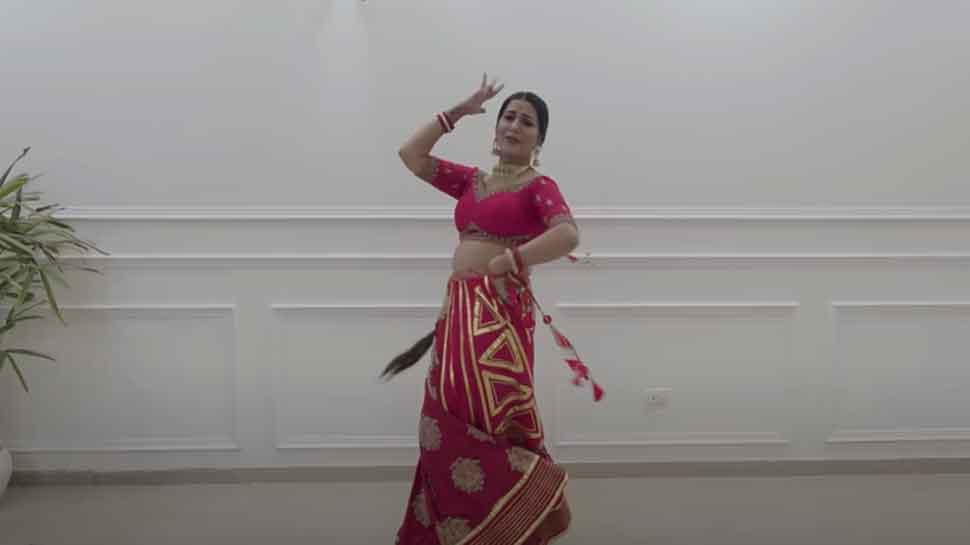 Sapna Choudhary Dance: उतार फेंका दुपट्टा सिर्फ घाघरा-चोली में खूब मटका सपना का ‘हलवा शरीर’