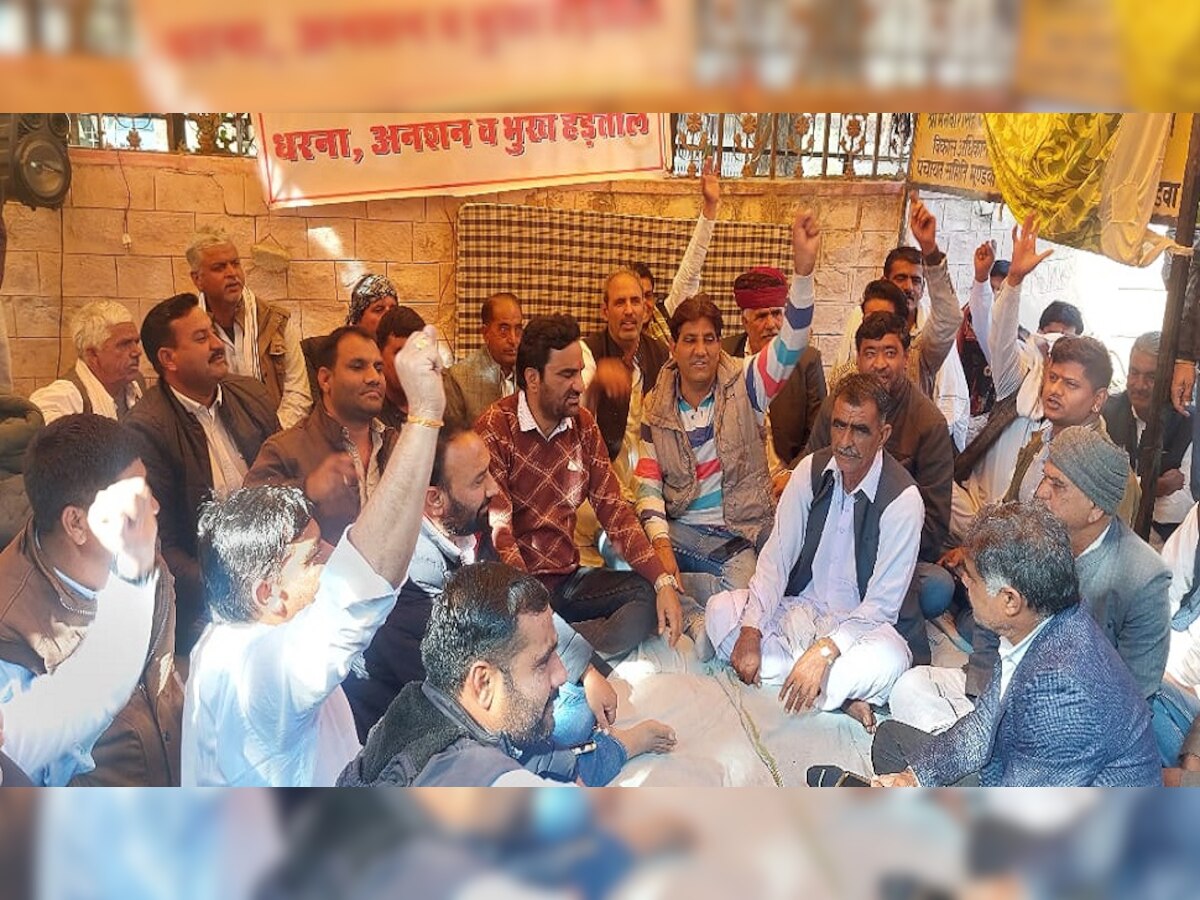 नागौर: विकास कार्यों की राशि भुगतान नहीं होने से भूख हड़ताल पर बैठे सरपंचों की बिगड़ी तबीयत, बेनिवाल ने किया समर्थन
