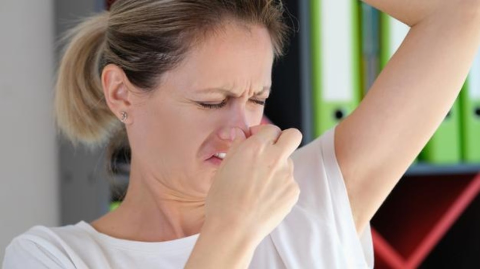 Underarm Smell: सर्दियों में भी अंडरआर्म्स से आती है बदबू? इन नुस्खों से हो जाएगी छूमंतर 